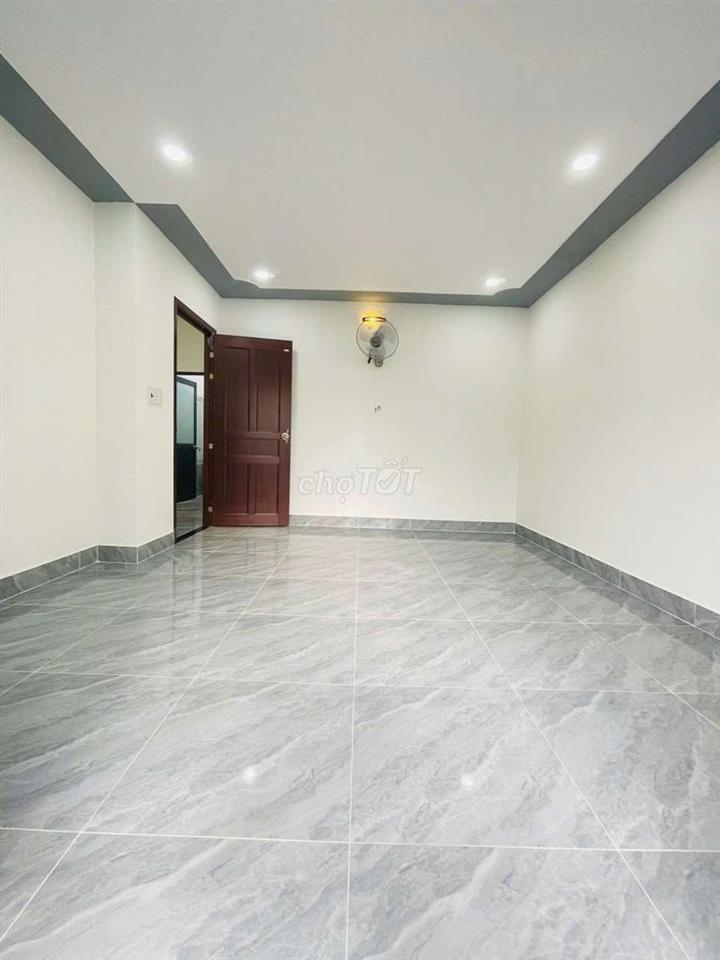 nhà đẹp vào ở liền sát bên chợ đầu mối hoc môn