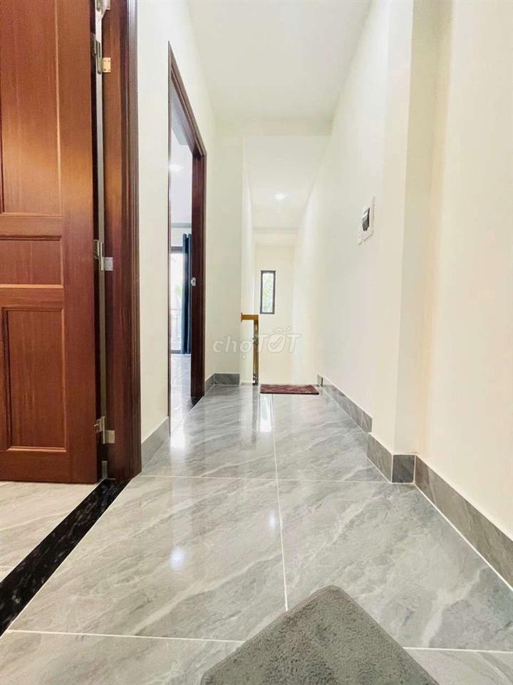 nhà đẹp vào ở liền sát bên chợ đầu mối hoc môn