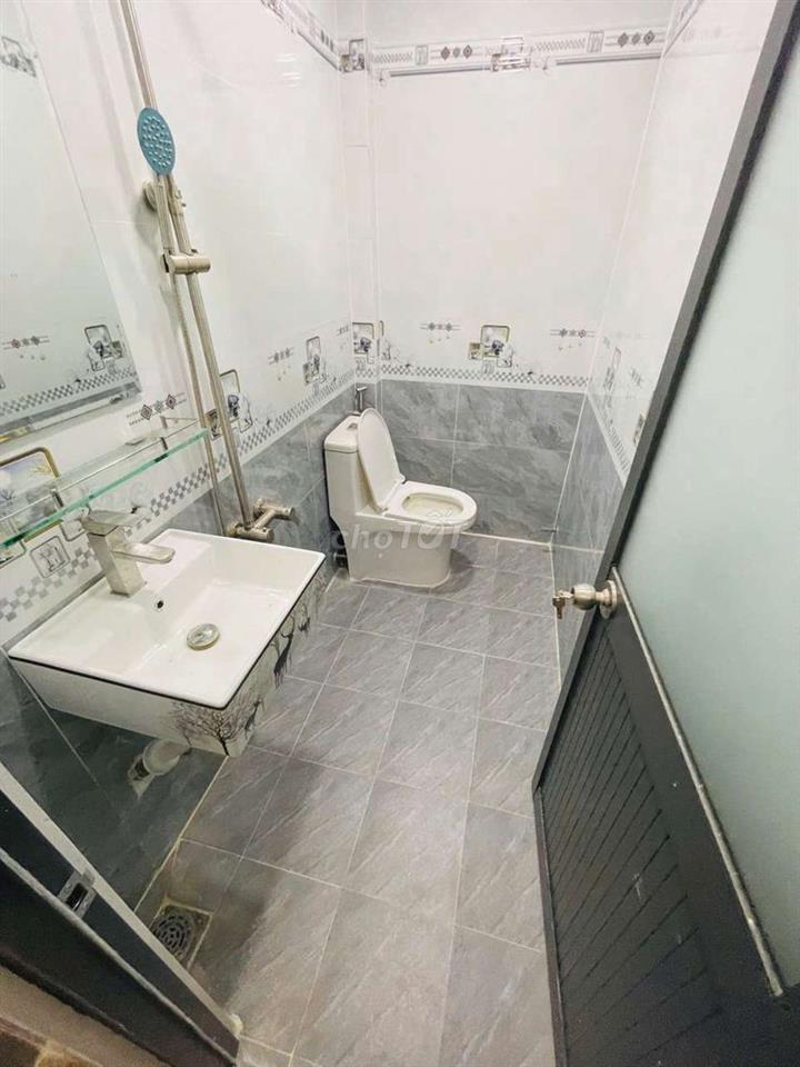 nhà đẹp vào ở liền sát bên chợ đầu mối hoc môn