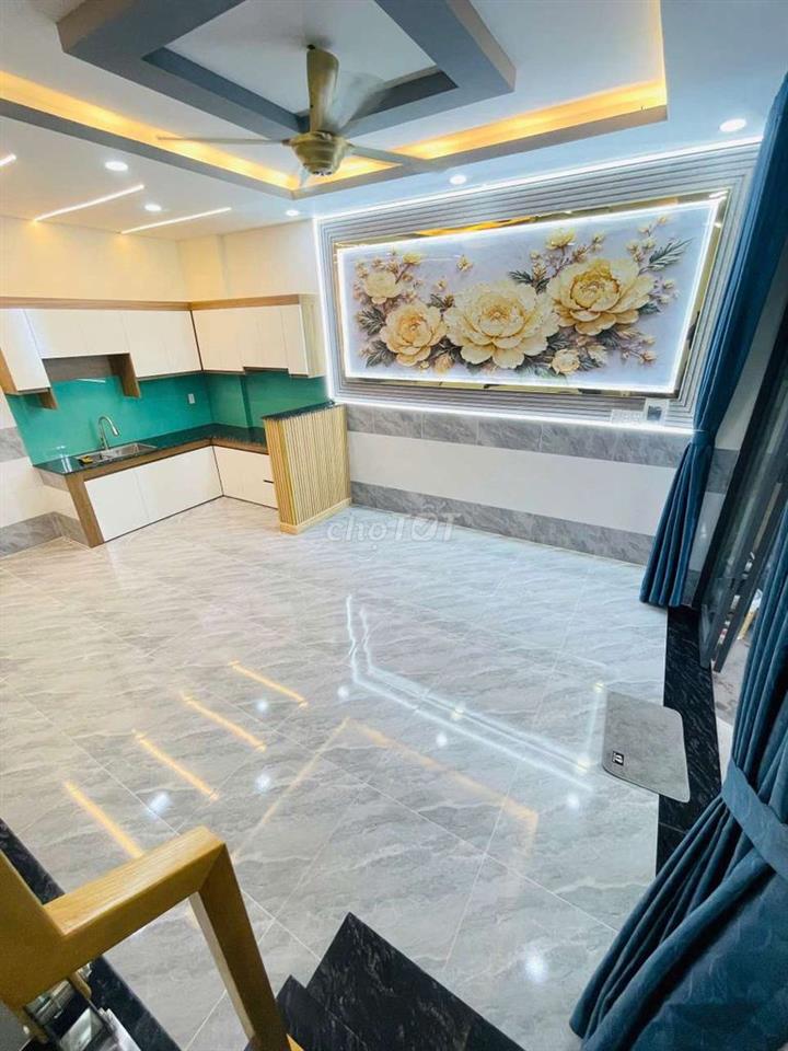nhà đẹp vào ở liền sát bên chợ đầu mối hoc môn