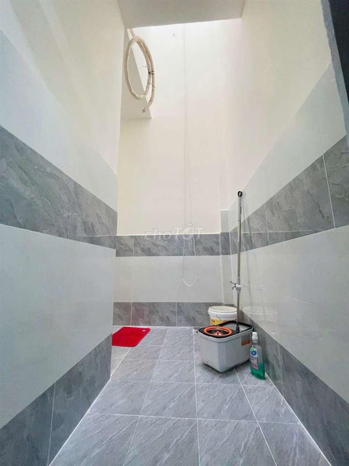 nhà đẹp vào ở liền sát bên chợ đầu mối hoc môn