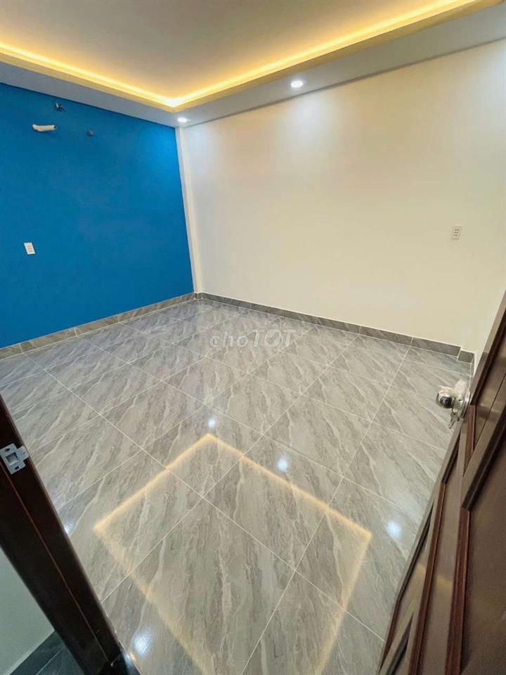 nhà đẹp vào ở liền sát bên chợ đầu mối hoc môn