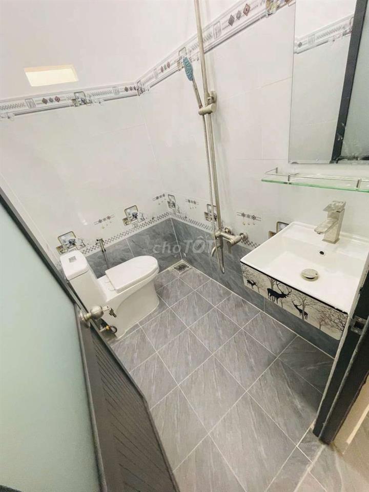 nhà đẹp vào ở liền sát bên chợ đầu mối hoc môn