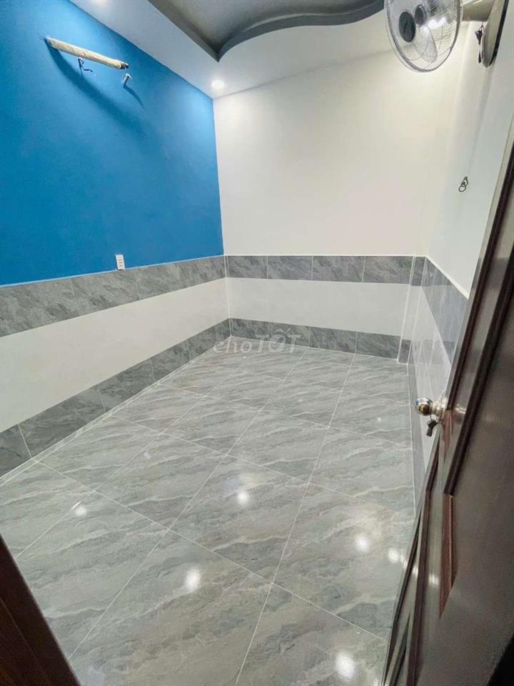 nhà đẹp vào ở liền sát bên chợ đầu mối hoc môn