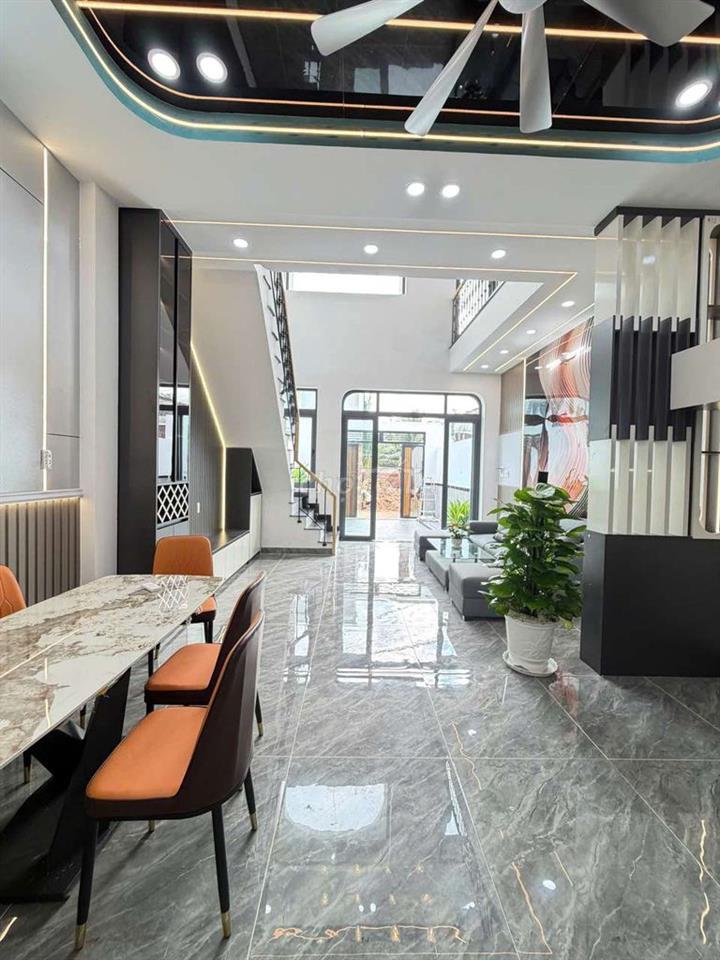 Nhà giáp Quận 12 - Hóc Môn, sổ hồng riêng hoàn công 1,250 tỷ
