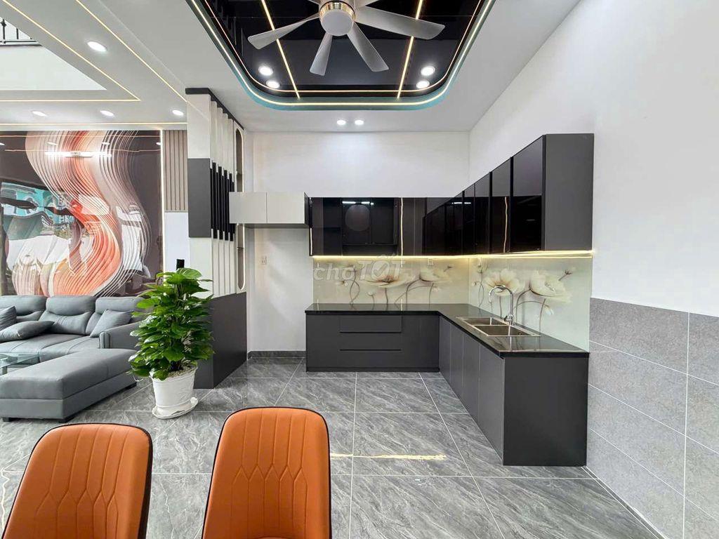 Nhà giáp Quận 12 - Hóc Môn, sổ hồng riêng hoàn công 1,250 tỷ