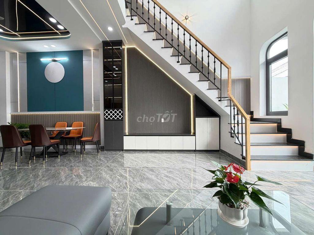 Nhà giáp Quận 12 - Hóc Môn, sổ hồng riêng hoàn công 1,250 tỷ