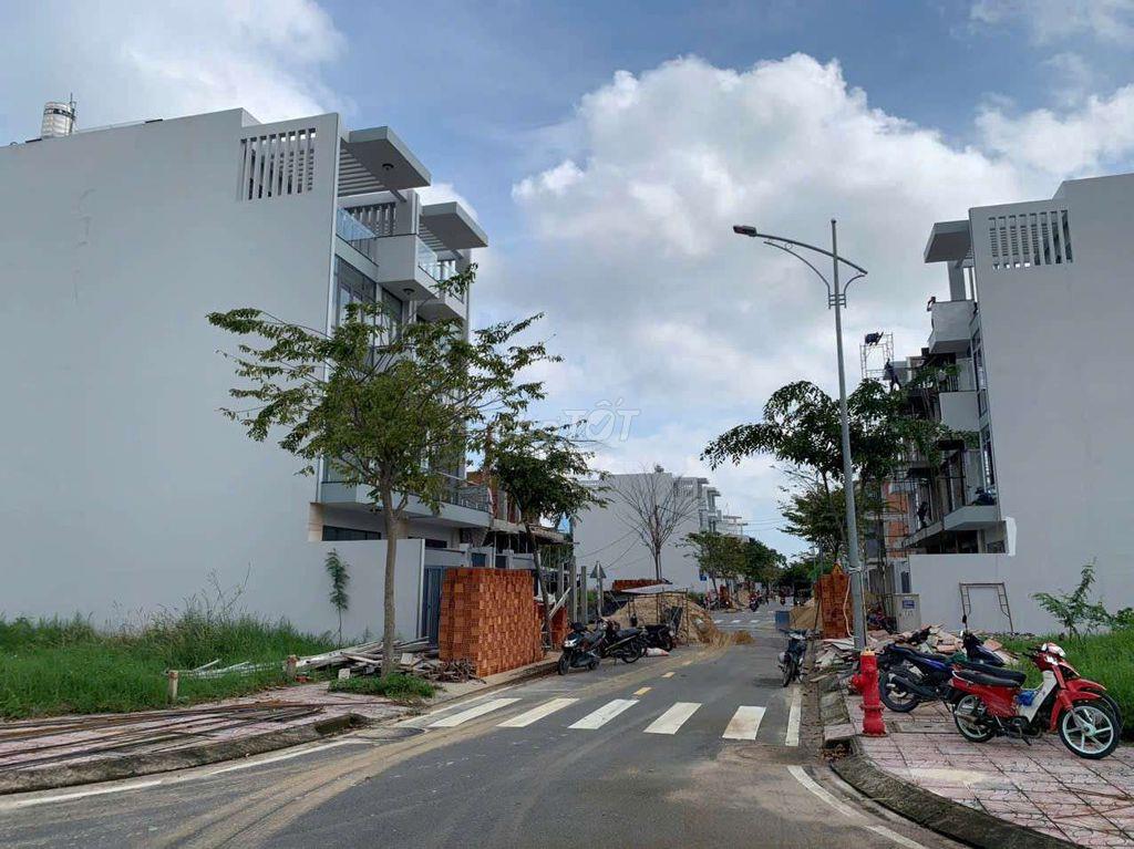 NHÀ MẶT TIỀN 5X24M, NGAY CHỢ ĐẦU MỐI HÓC MÔN - 3 LẦU