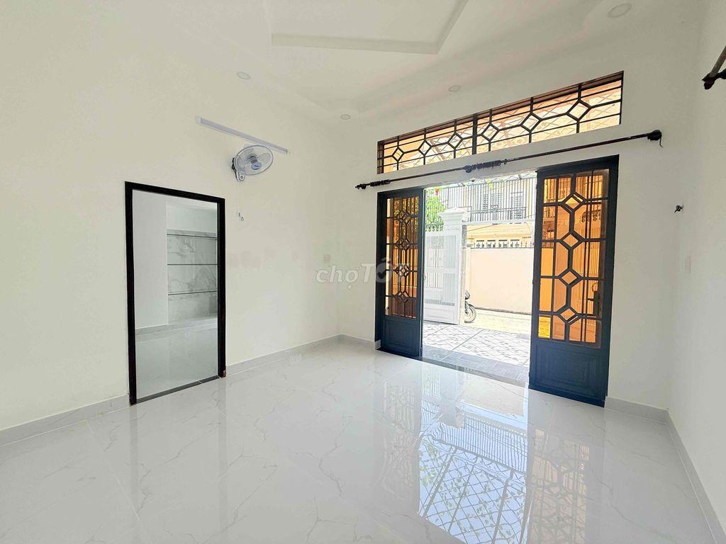 Bán nhà DT to 100m2 - ngã 4 Tô Ký - SHR hoàn công đủ - Giá 3.75 Tỷ