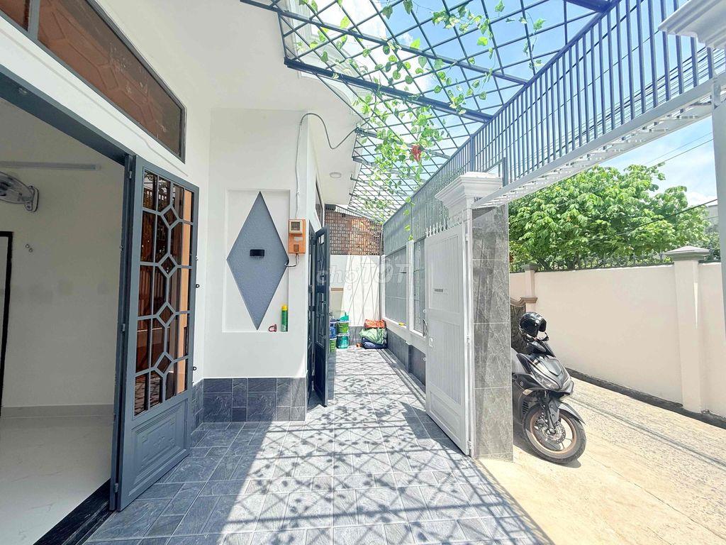 Bán nhà DT to 100m2 - ngã 4 Tô Ký - SHR hoàn công đủ - Giá 3.75 Tỷ