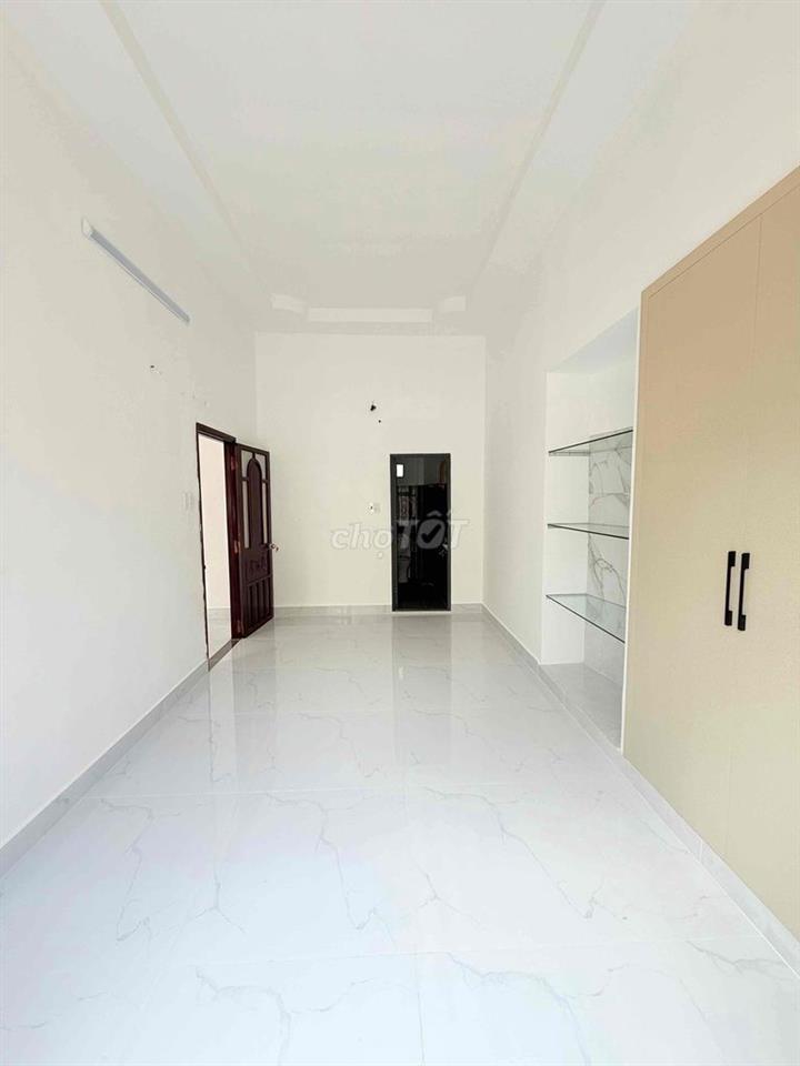 Bán nhà DT to 100m2 - ngã 4 Tô Ký - SHR hoàn công đủ - Giá 3.75 Tỷ