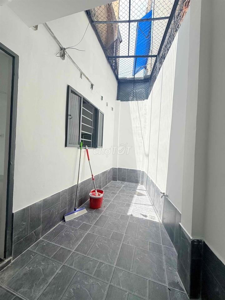 Bán nhà DT to 100m2 - ngã 4 Tô Ký - SHR hoàn công đủ - Giá 3.75 Tỷ