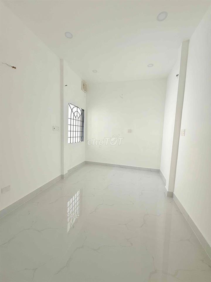 Bán nhà DT to 100m2 - ngã 4 Tô Ký - SHR hoàn công đủ - Giá 3.75 Tỷ