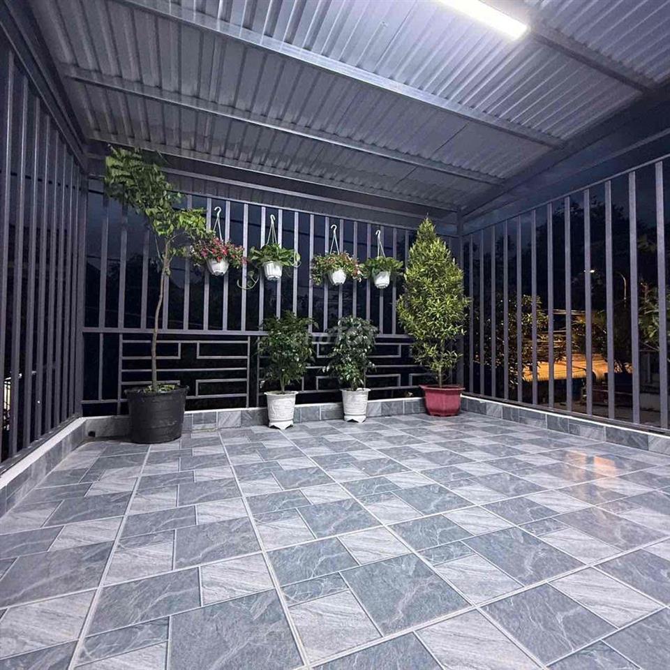 NHÀ LẦU SÂN ĐẬU XE HƠI. HẺM BÊ TÔNG 5M