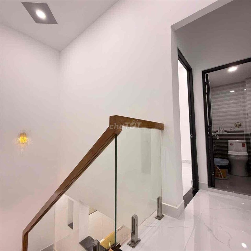 NHÀ LẦU SÂN ĐẬU XE HƠI. HẺM BÊ TÔNG 5M