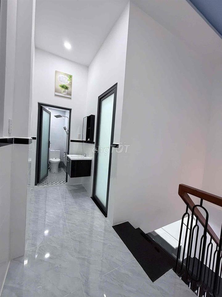 BÁN NHÀ NGAY SAU TRƯỜNG TRUNG CẤP BÁCH NGHỆ HÓC MÔN. SỔ HỒNG RIÊNG