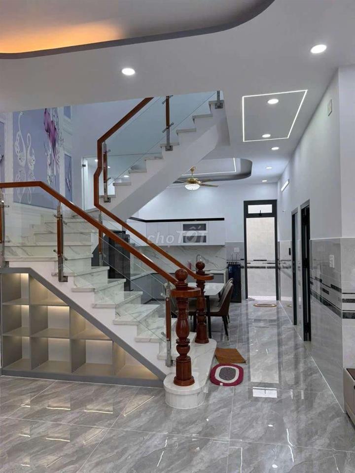 nhà sổ hồng mới xây 5 phòng ngủ  ngang 8