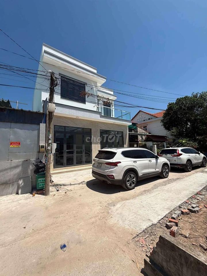 nhà sổ hồng mới xây 5 phòng ngủ  ngang 8