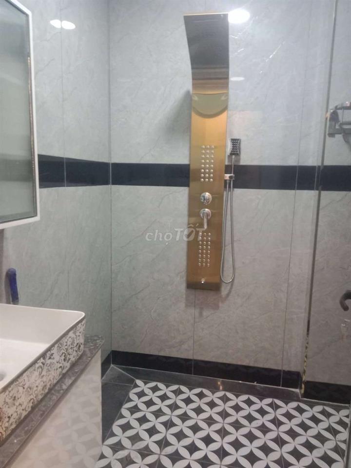 Khách sạn xây mới trong chợ đầu mối mặt tiền nhựa