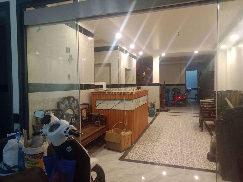 Khách sạn xây mới trong chợ đầu mối mặt tiền nhựa
