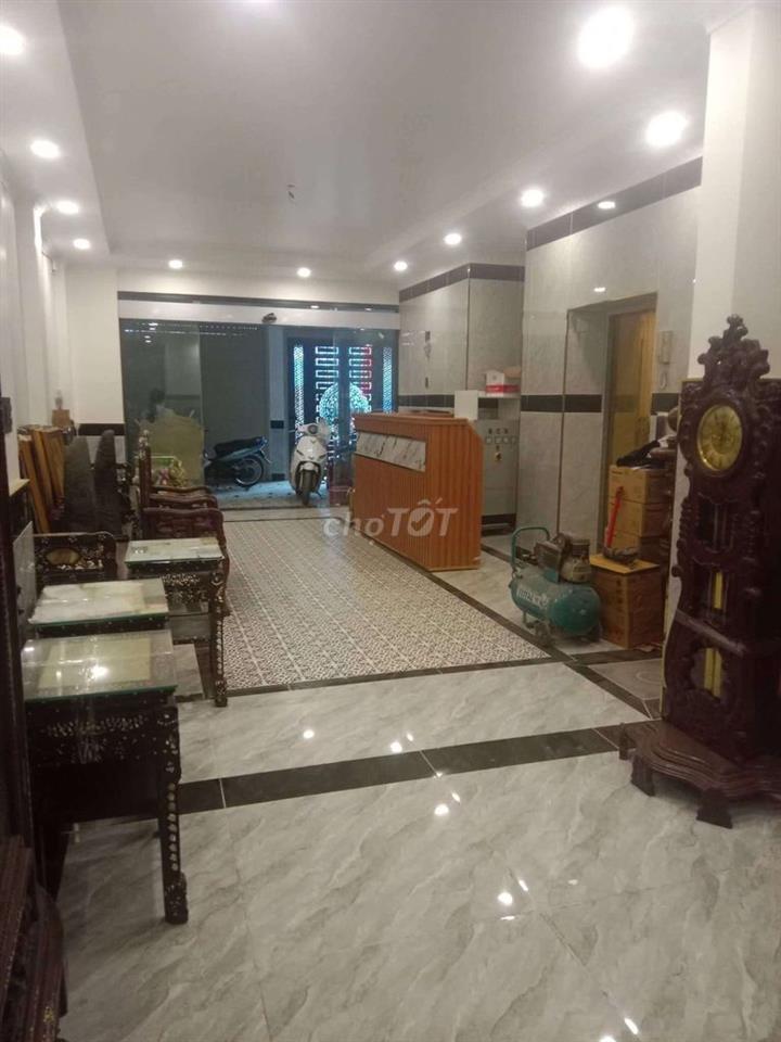 Khách sạn xây mới trong chợ đầu mối mặt tiền nhựa