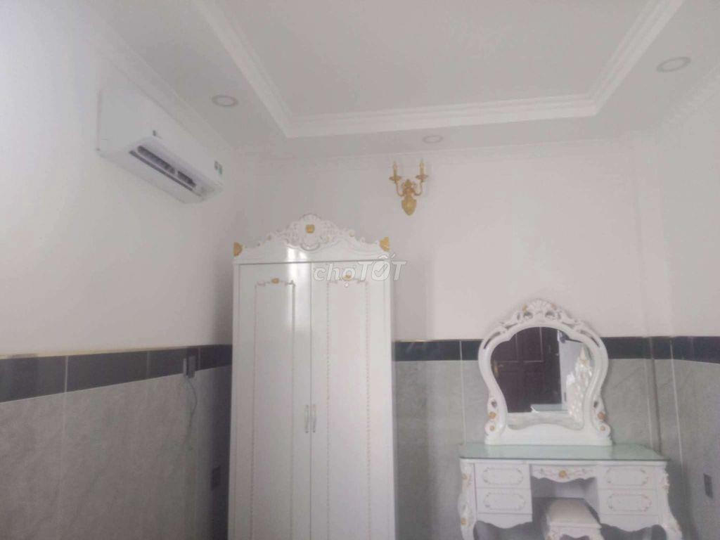 Khách sạn xây mới trong chợ đầu mối mặt tiền nhựa
