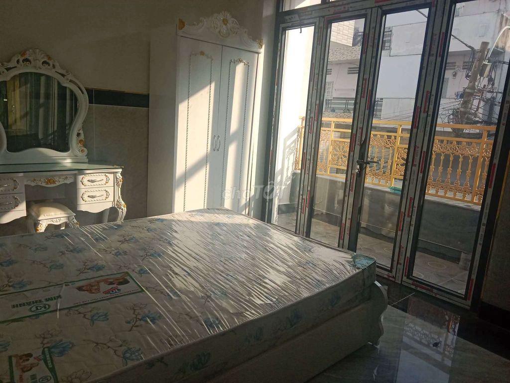 Khách sạn xây mới trong chợ đầu mối mặt tiền nhựa