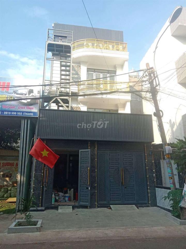 Khách sạn xây mới trong chợ đầu mối mặt tiền nhựa