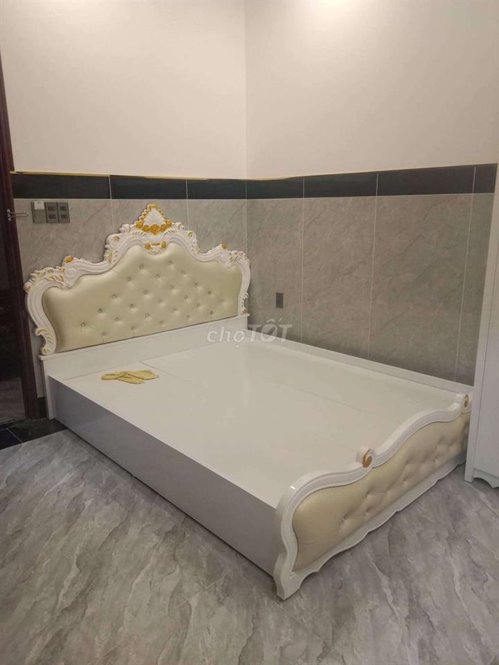 Khách sạn xây mới trong chợ đầu mối mặt tiền nhựa