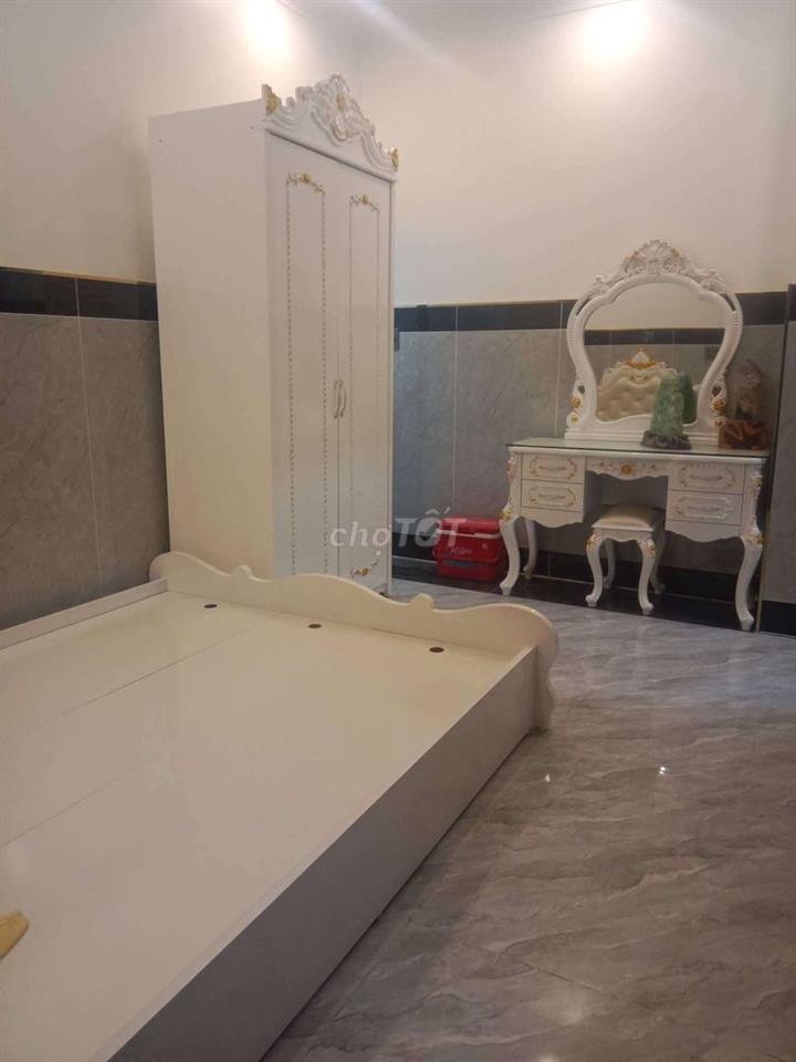 Khách sạn xây mới trong chợ đầu mối mặt tiền nhựa