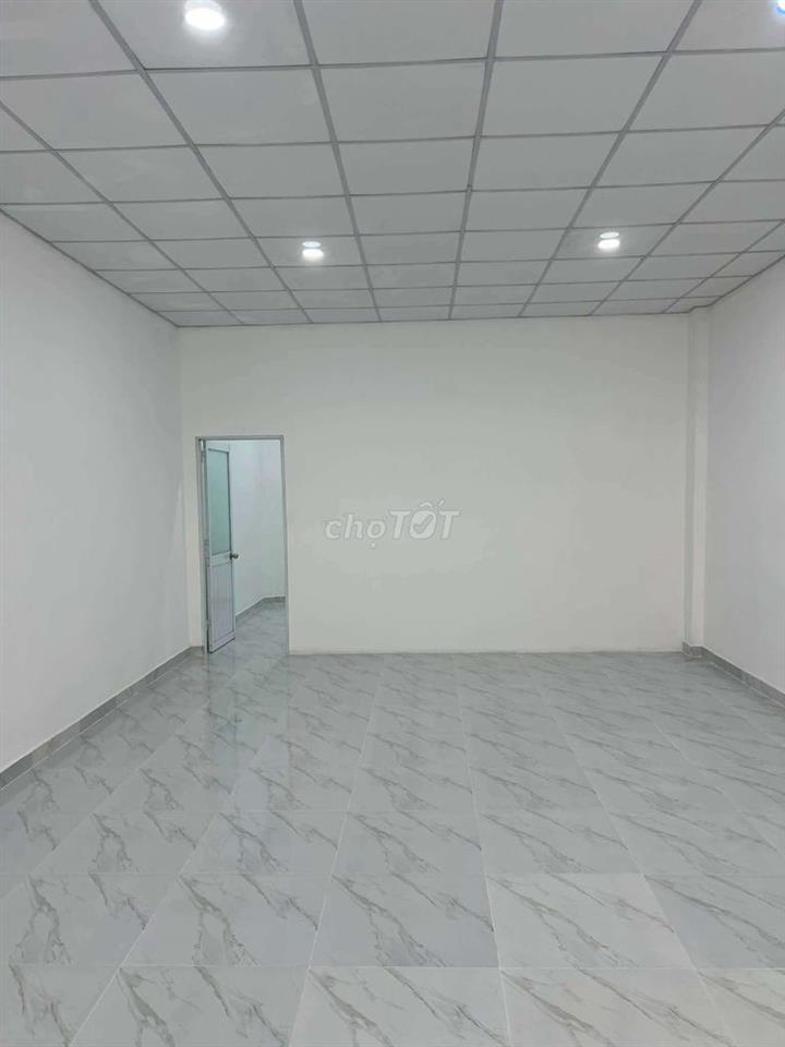 Mặt tiền  Lý Thị Nê ba điểm đông đúc