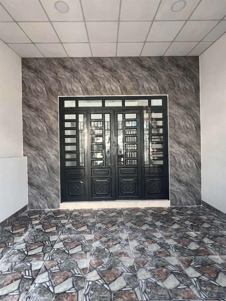Mặt tiền  Lý Thị Nê ba điểm đông đúc