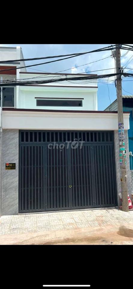 Mặt tiền  Lý Thị Nê ba điểm đông đúc