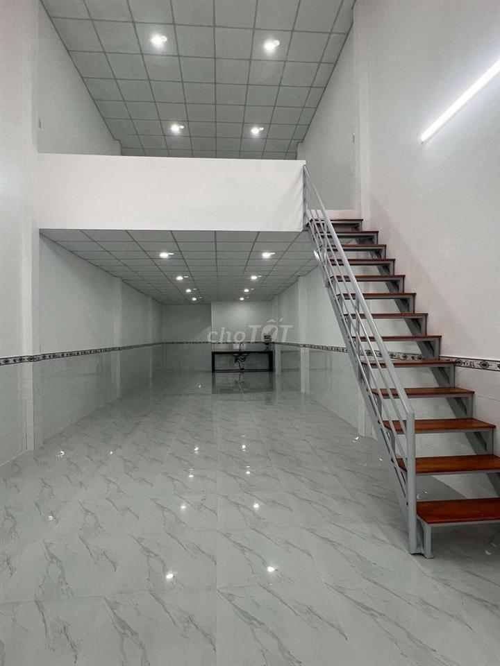 Mặt tiền  Lý Thị Nê ba điểm đông đúc