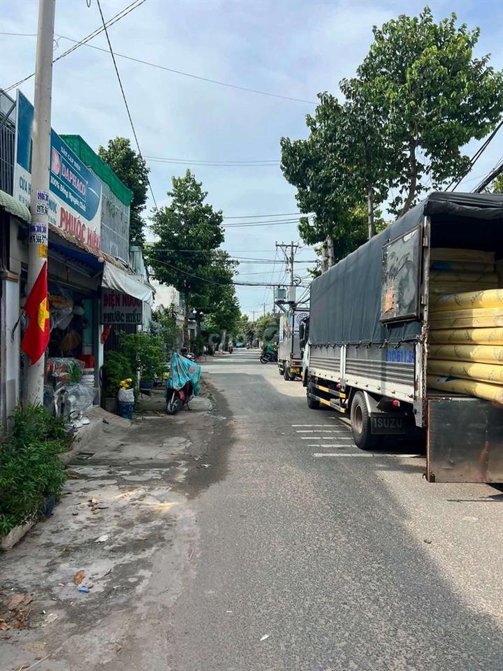 Mặt tiền  Lý Thị Nê ba điểm đông đúc