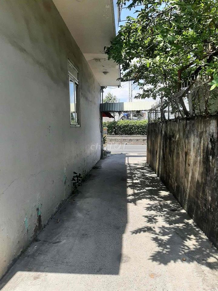 Bán nhà mặt tiền đường QL22