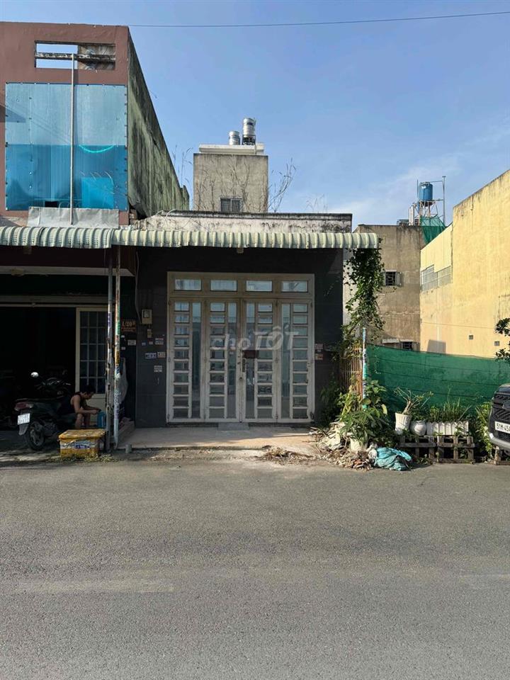 6tỷ7, nhà 2 mặt đường 12m, gần chợ Bà Điểm
