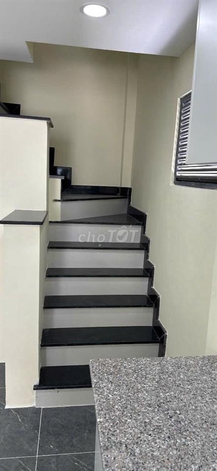 Bán nhà đẹp ở hóc môn ,  vô ở luôn , giá 2 tỷ còn thương lượng