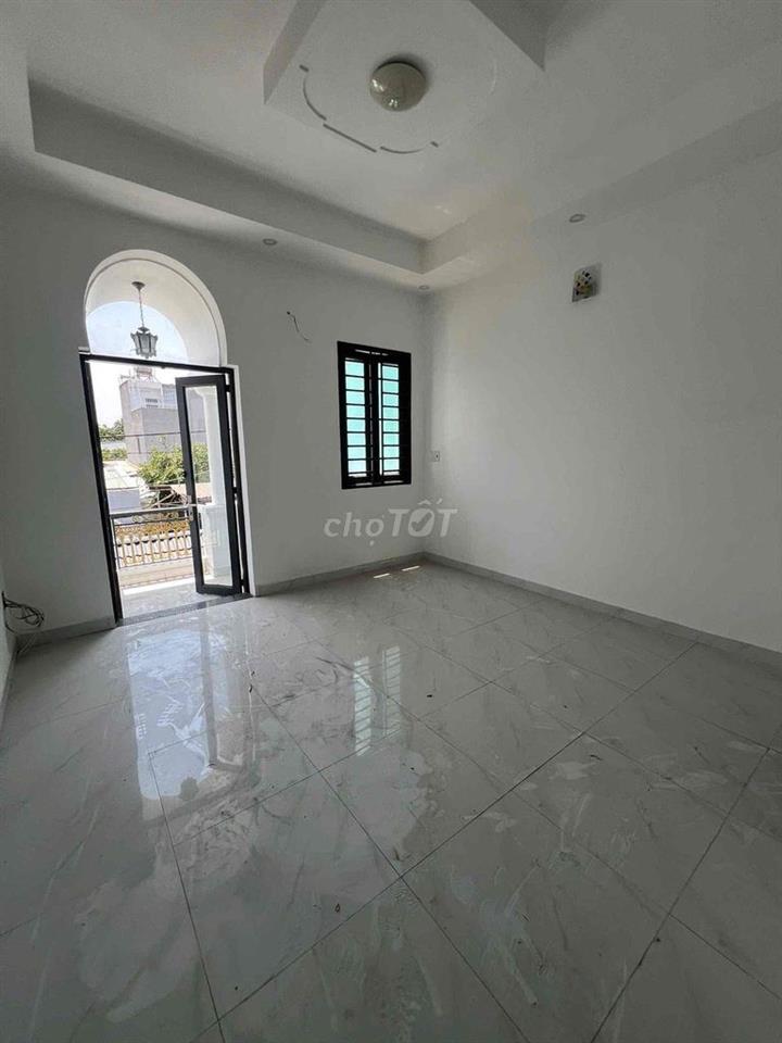 Cho thuê nhà Thị trấn hóc môn 4pn 12 triệu , sân đậu ô tô