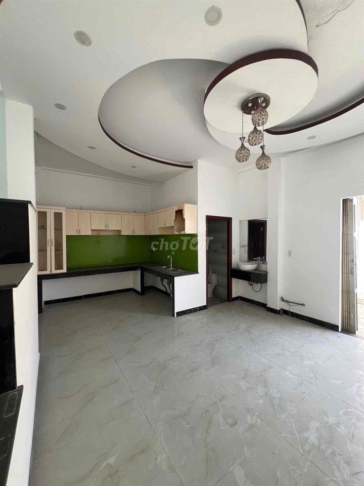 Cho thuê nhà Thị trấn hóc môn 4pn 12 triệu , sân đậu ô tô