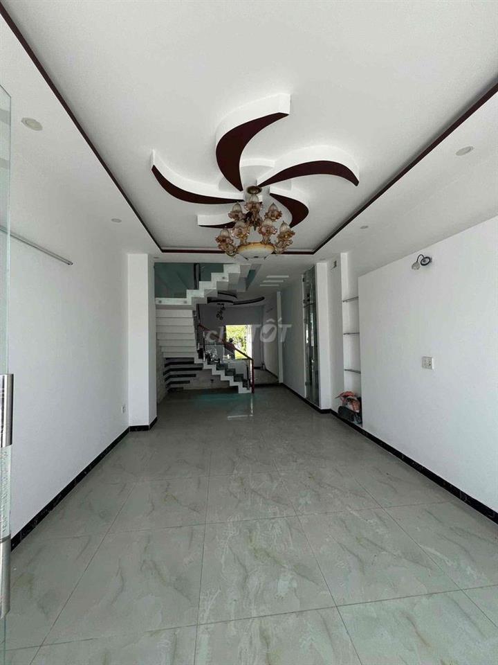 Cho thuê nhà Thị trấn hóc môn 4pn 12 triệu , sân đậu ô tô