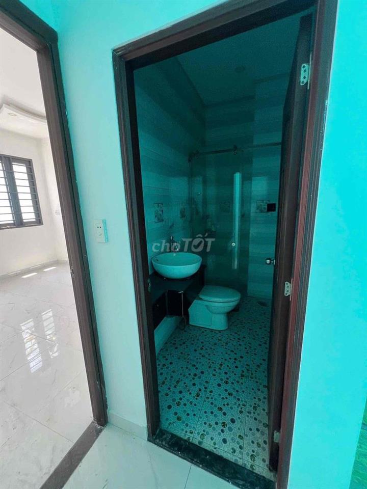 Cho thuê nhà Thị trấn hóc môn 4pn 12 triệu , sân đậu ô tô