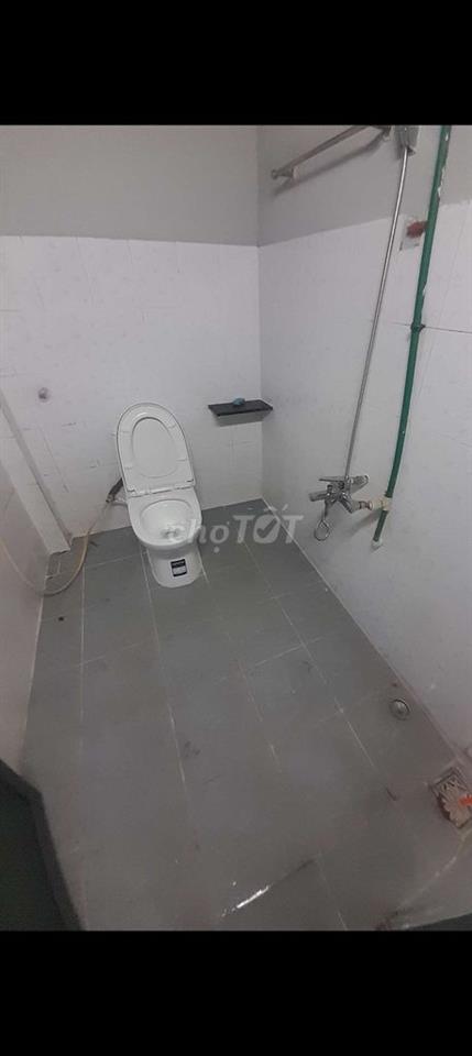nhà sạch sẽ dt sd 90m²,nhà c4,gác lửng 2pn ,1 wc ,sân rộng thoáng