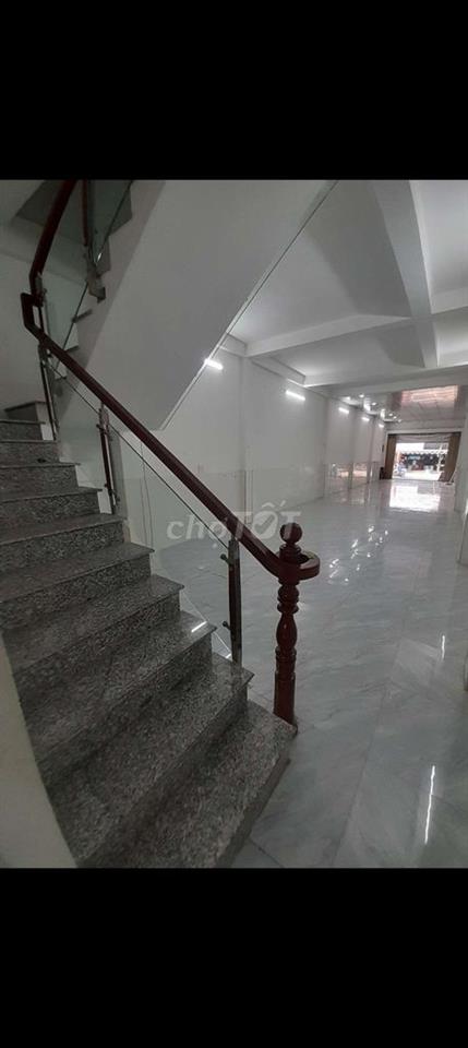 nhà sạch sẽ còn mới ,trệt ,lửng ,3 phòng ngủ ,2wc ,ko gian thoáng đảng