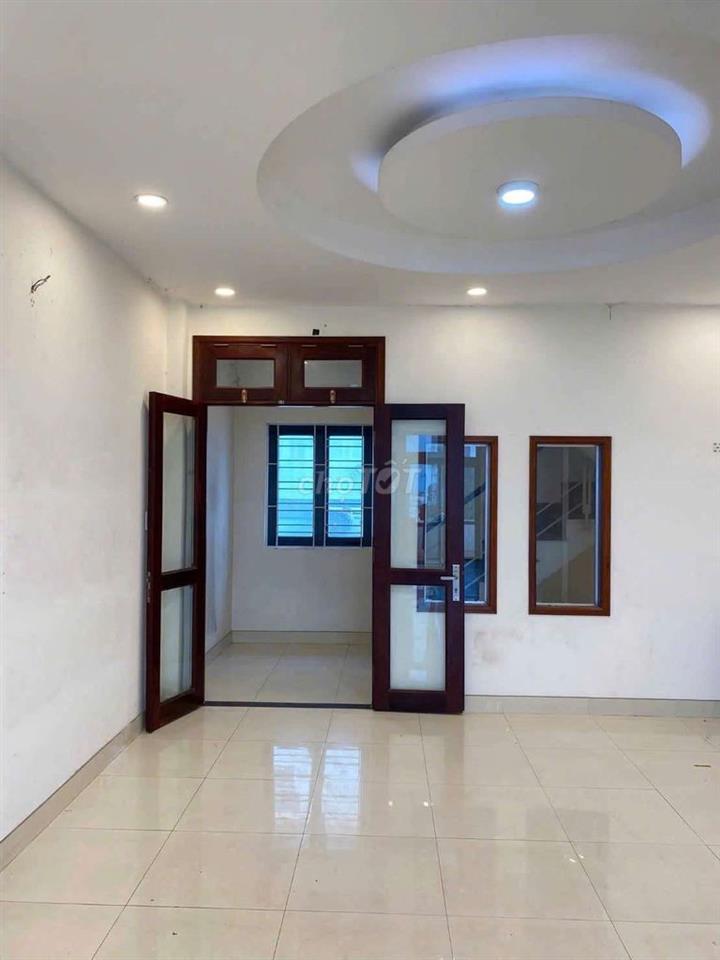 Cho thuê nhànhà mới sạch sẽ
6 x14trệt lầu 3pn 3wc đường xe tải cụt
