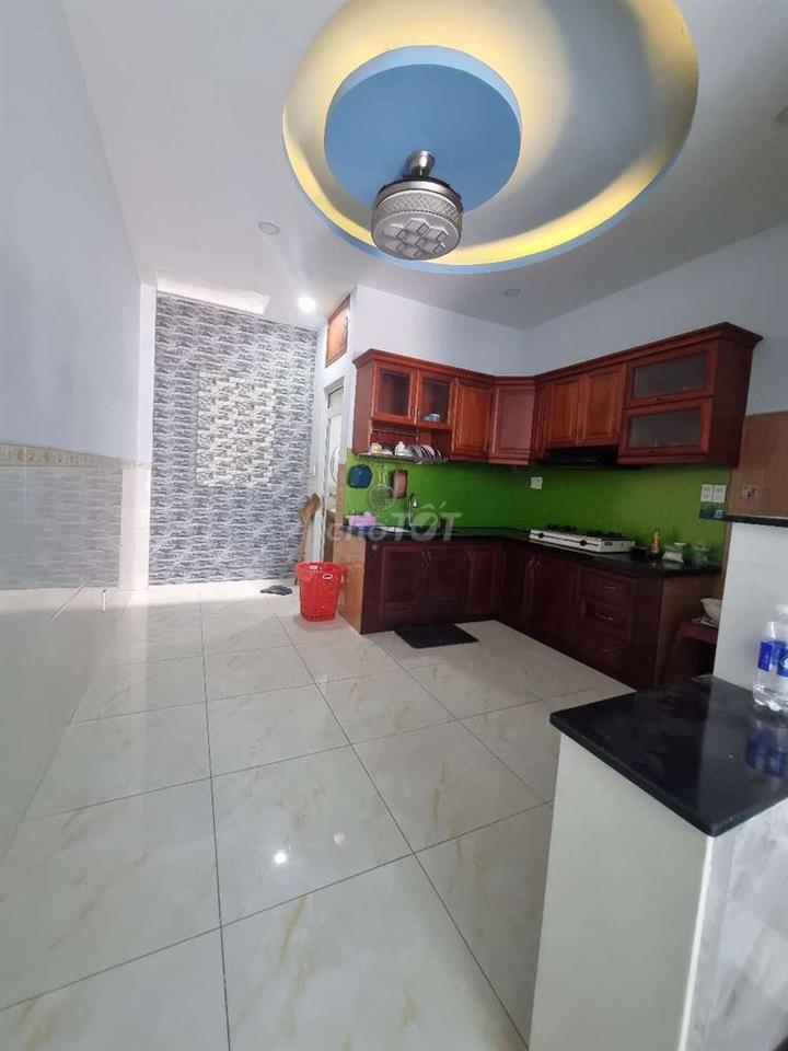 Cho thuê nhà bà điểm 
Gần chợ cây me
Dt 4x13 -2 lầu 3pn -3wc
