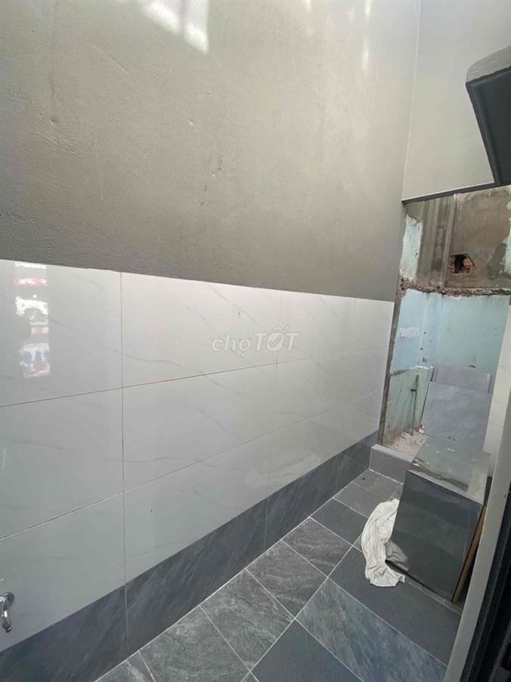Thuê nhà Bà Điểm, Hóc Môn, Trệt + Lửng xây mới sạch sẽ