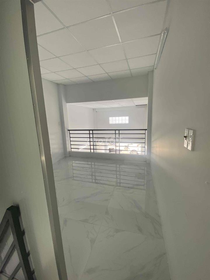 Thuê nhà Bà Điểm, Hóc Môn, Trệt + Lửng xây mới sạch sẽ
