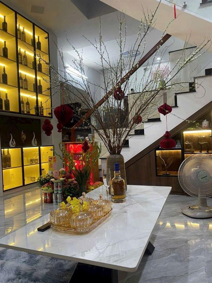 cho thuê nhà 1trệt 2 lầu full nội thất