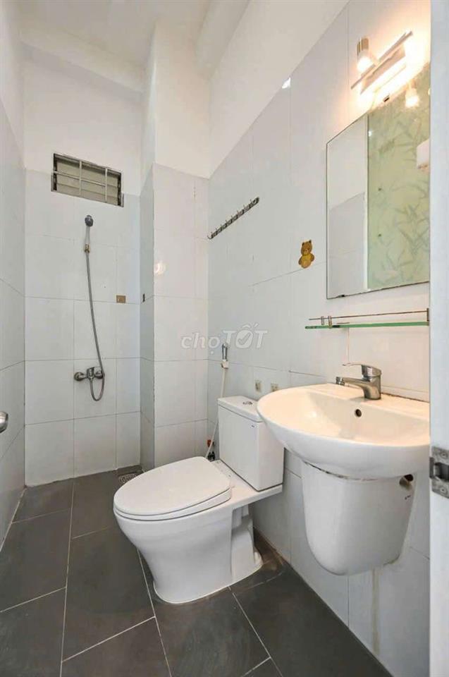 cho thuê 1 trệt 4 lầu có thang máy